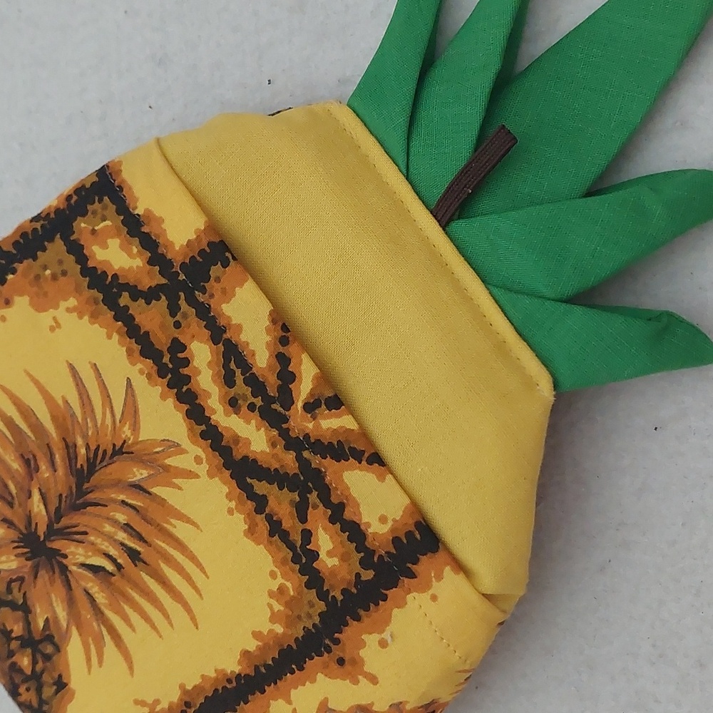 LANAKILA CRAFTS Hawaiian Pineapple Print Mitt Pot Holders - Picture 4 of 11